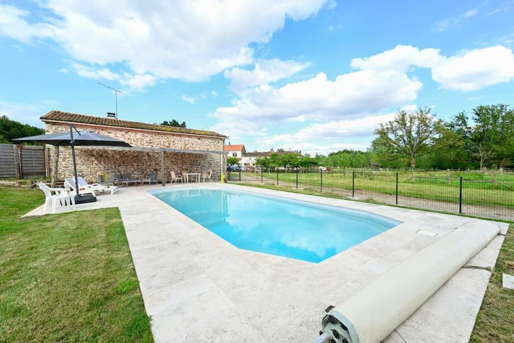 L'Evasion En Pierre Piscine Et Etang Prive Villa Sevremoine Exterior photo